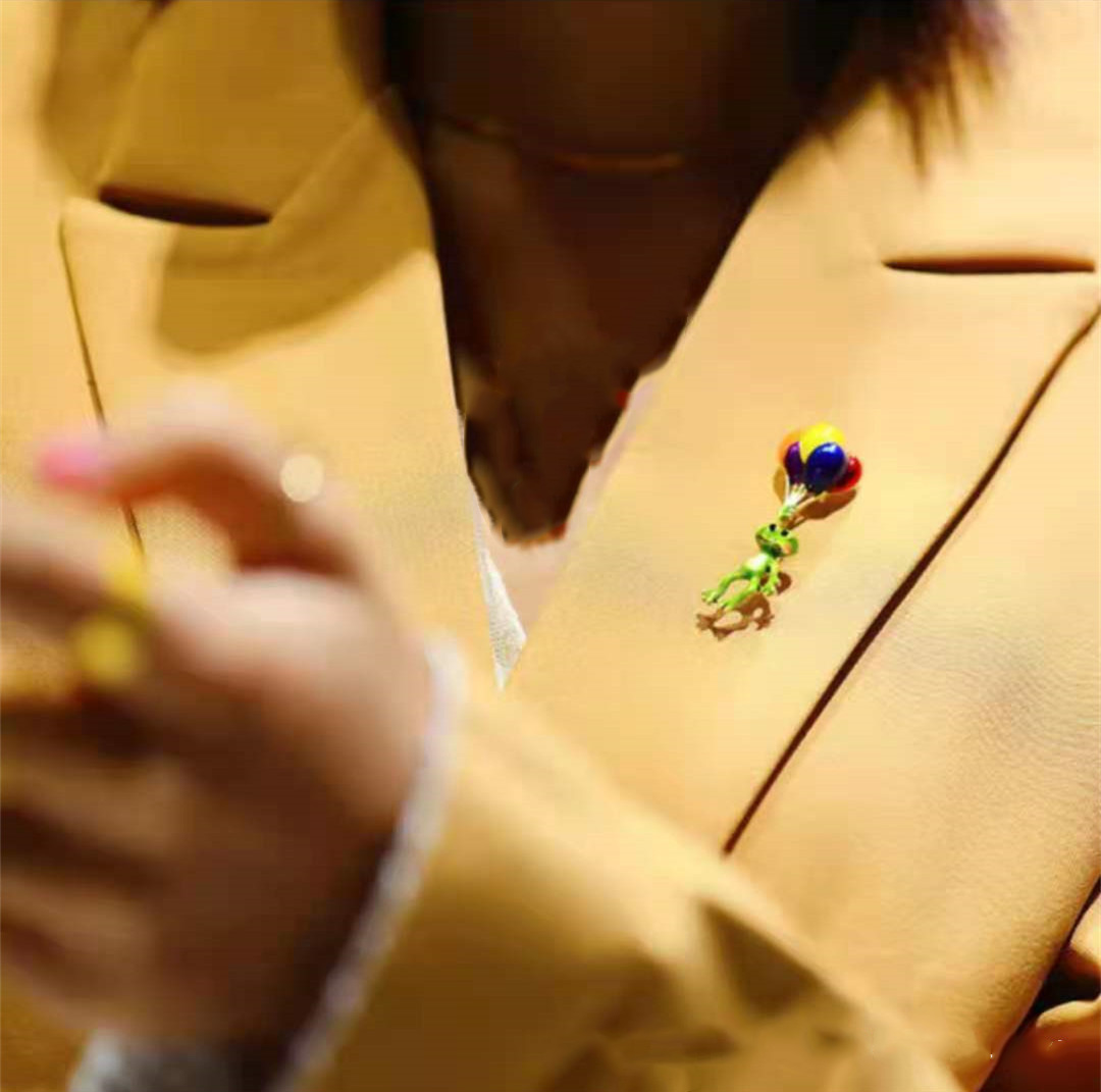 Vivid Frog Holding Colorful Ba - Embroidery Bali 评论和价格